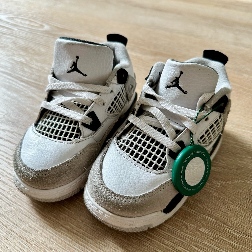 Jordan 4 Retro Sneakers